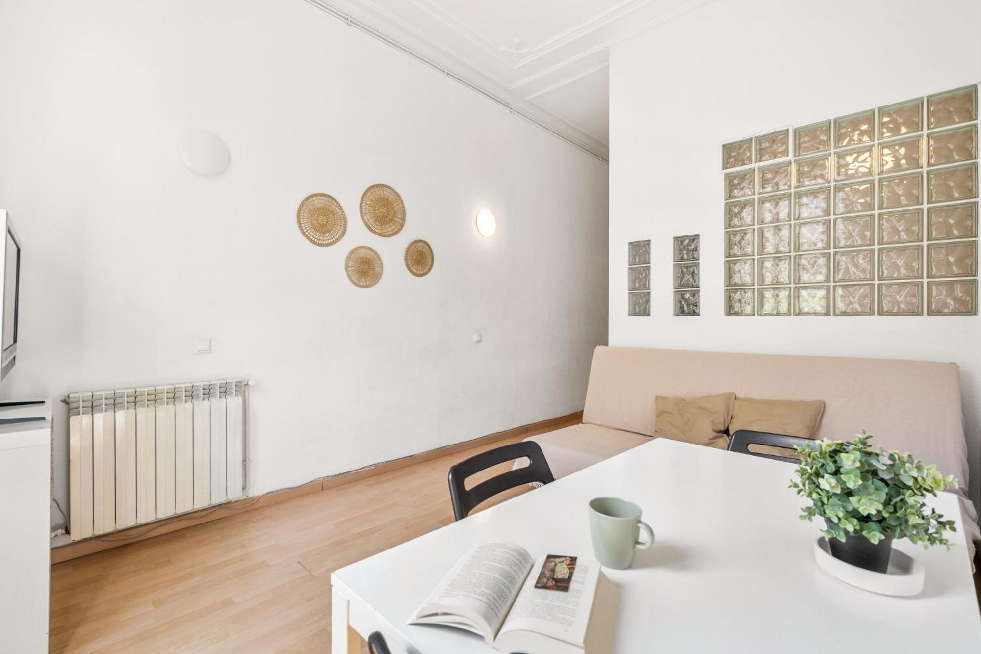 Spacious 5-bedroom In Apartment