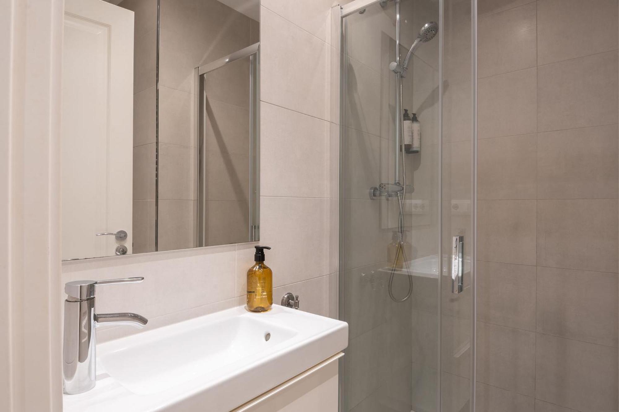 Spacious And Elegant Oasis In The Location Apartment *