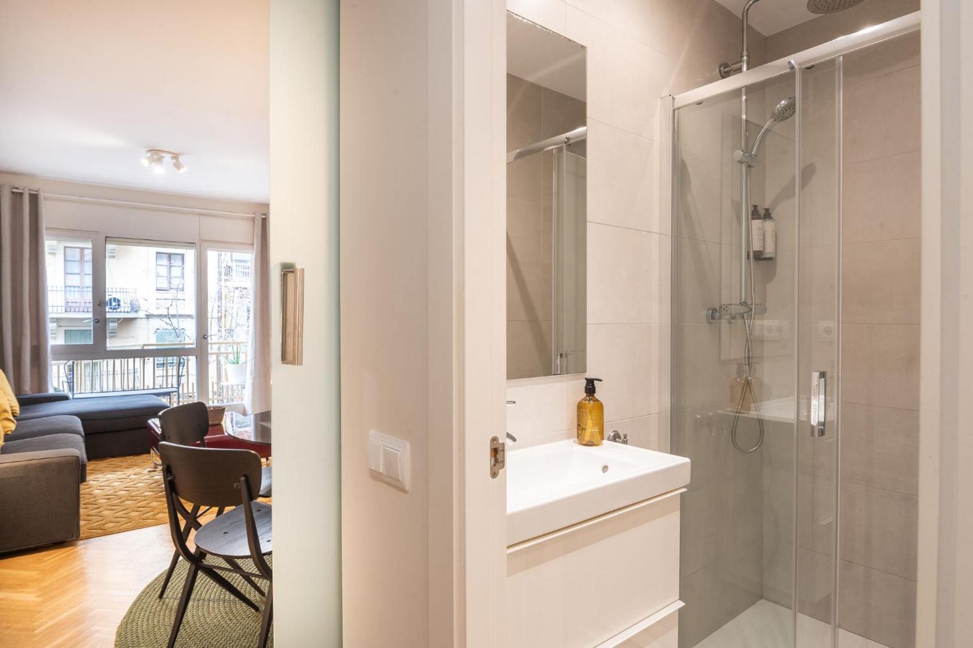 Spacious And Elegant Oasis In The Location Barcelona
