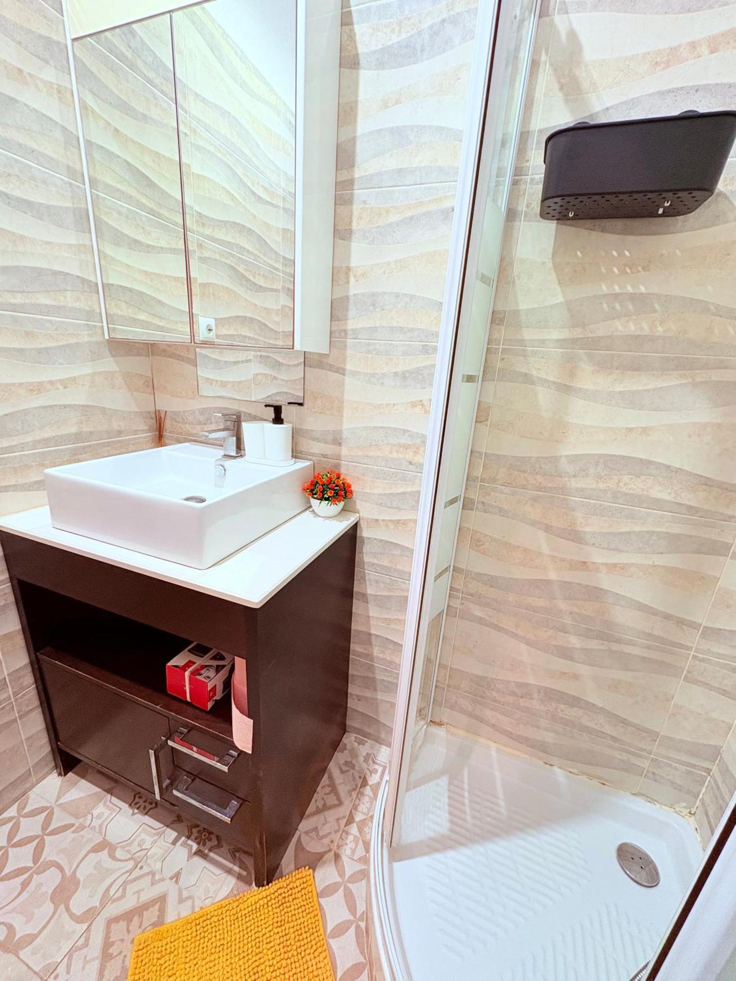 Amazing And Stylish Flat For 4 People With Breakfast Included 2 Blocks Away From Poblenou Apartment *