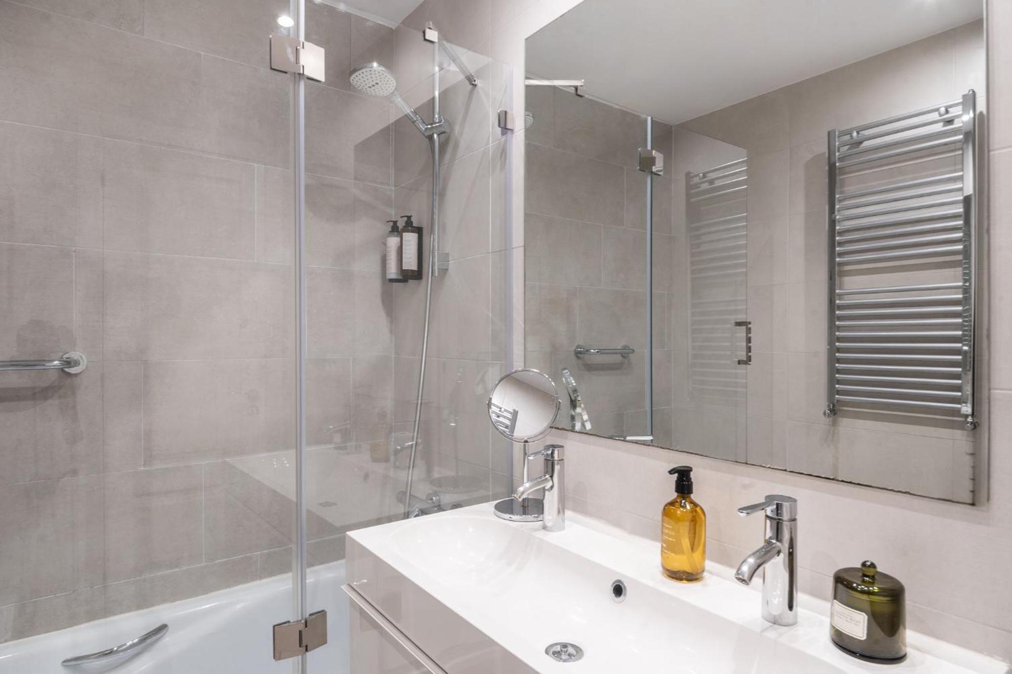 Spacious And Elegant Oasis In The Location Apartment *