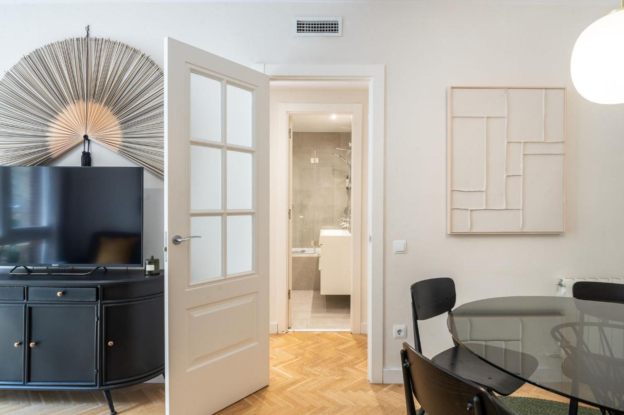 Spacious And Elegant Oasis In The Location Barcelona