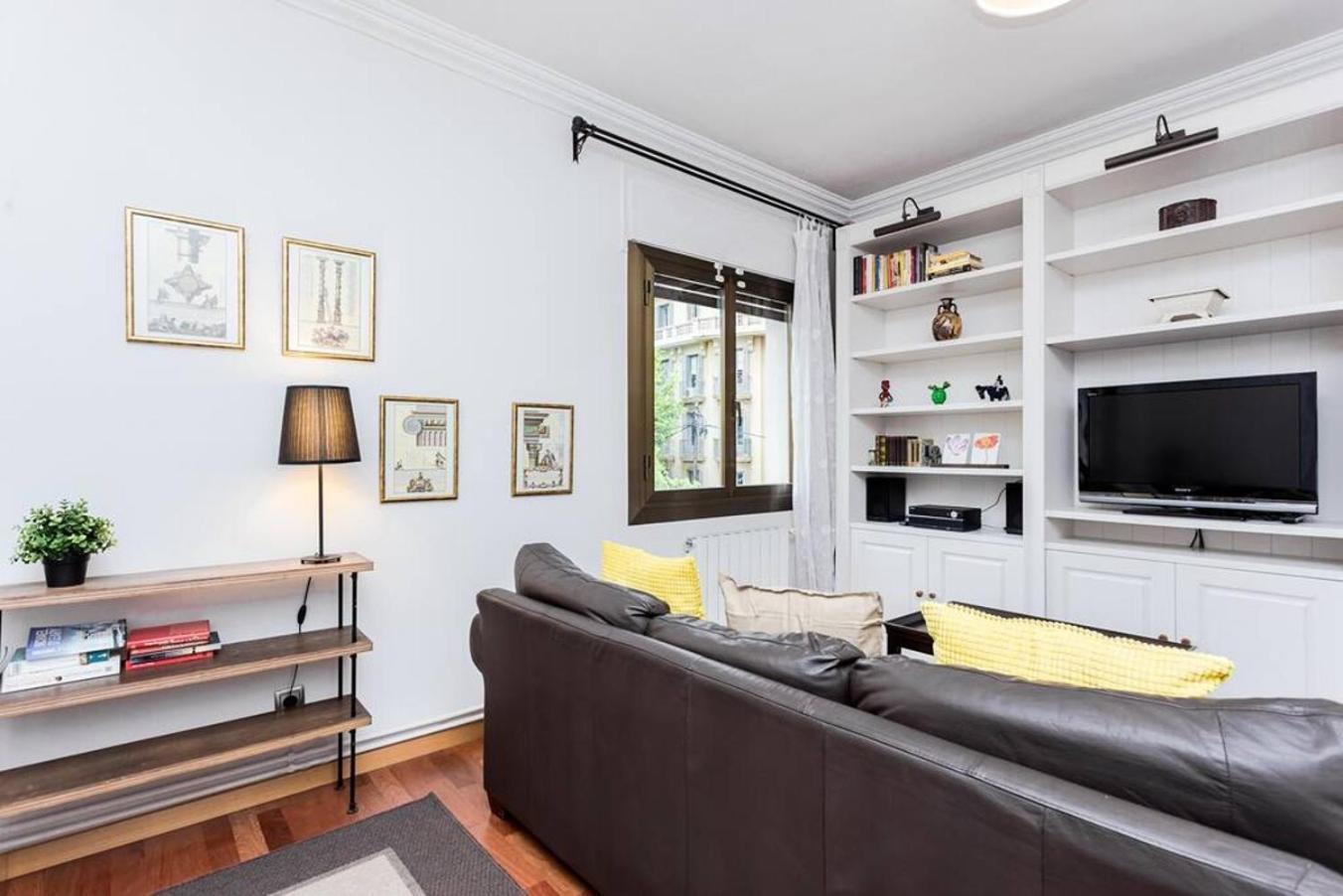 Central 2 Bedroom By Sagrada Familia *