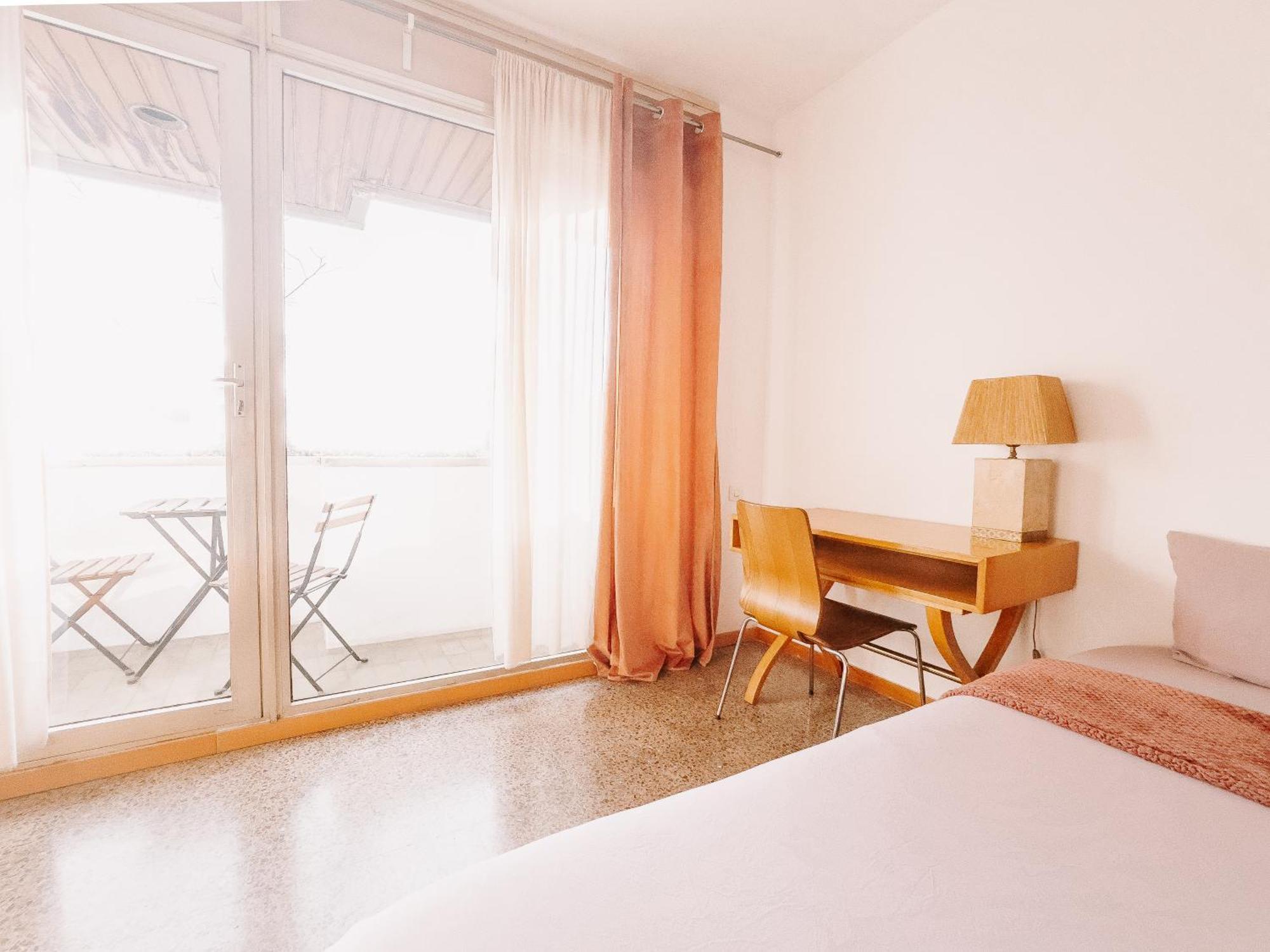 Lovely In Shared Gracia Neighborhood Apartment