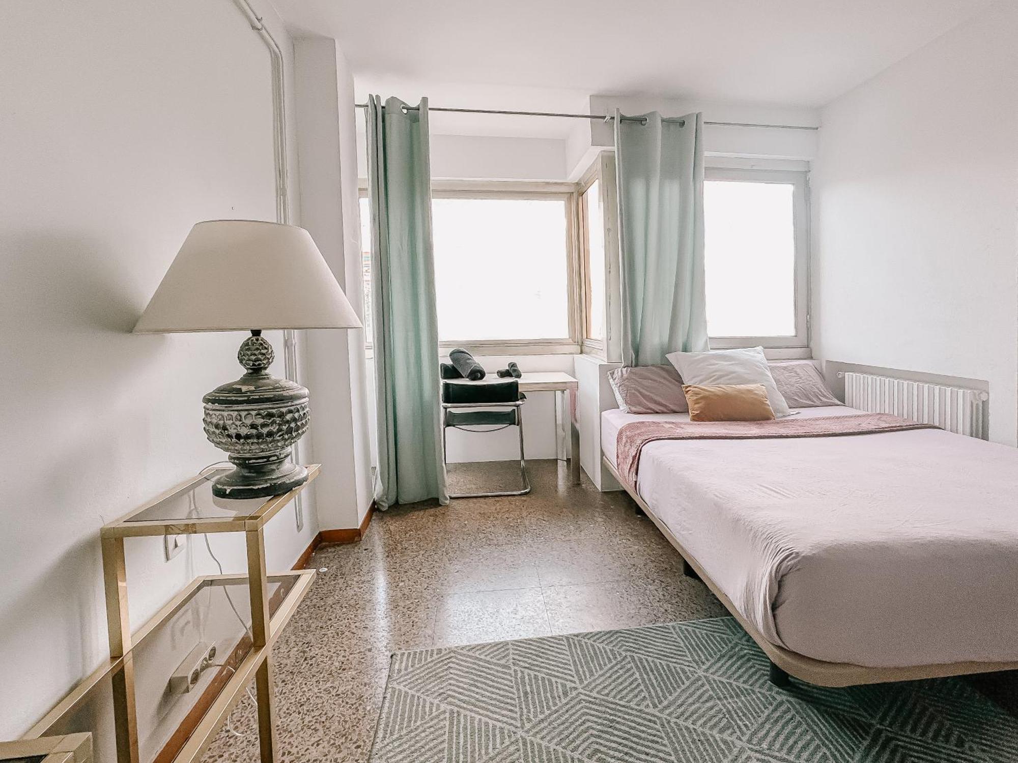 Lovely In Shared Gracia Neighborhood Apartment
