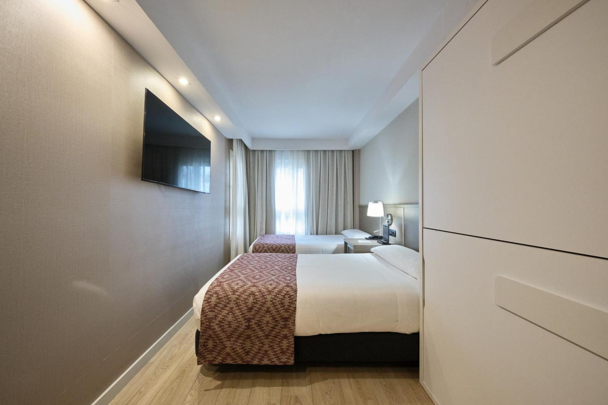 Catalonia Park Gueell Hotel 3*
