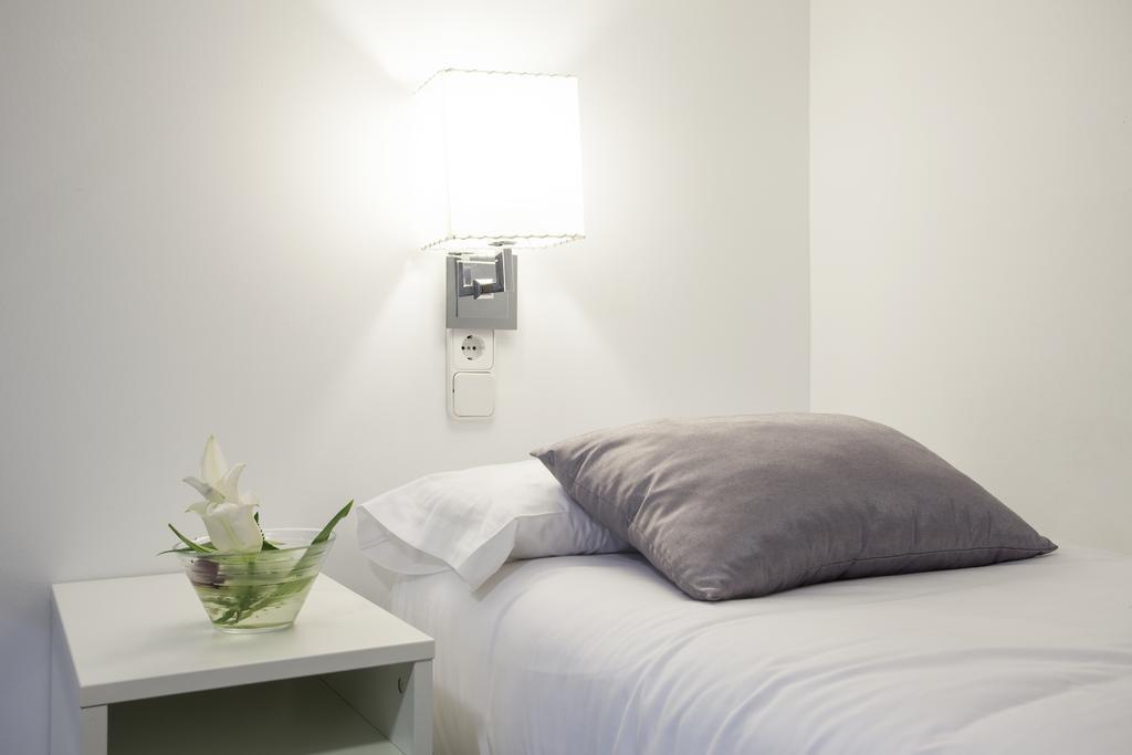 Triple With Private Bathroom In Gothic Guest house Barcelona
