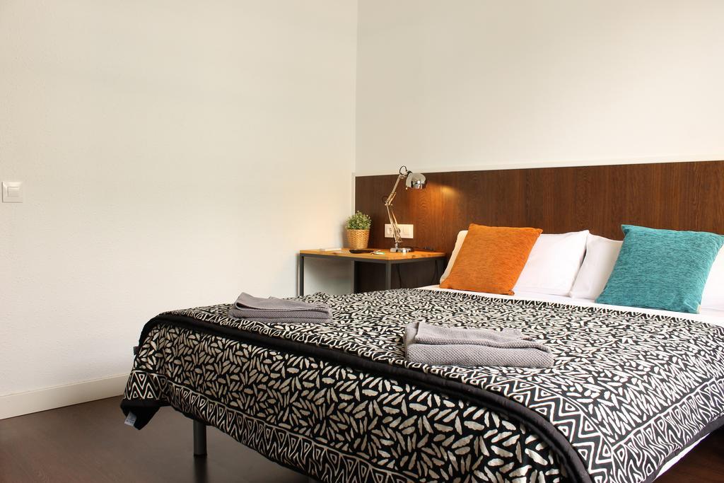 185m² 8 Slaapkamer, 4 Privé Badkamer In Eixample