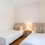Comfortable 3 Bed Apt Next To The Sagrada Familia