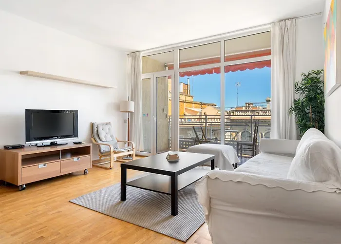 Stylish 4Br City View Apt Near Sagrada Familia