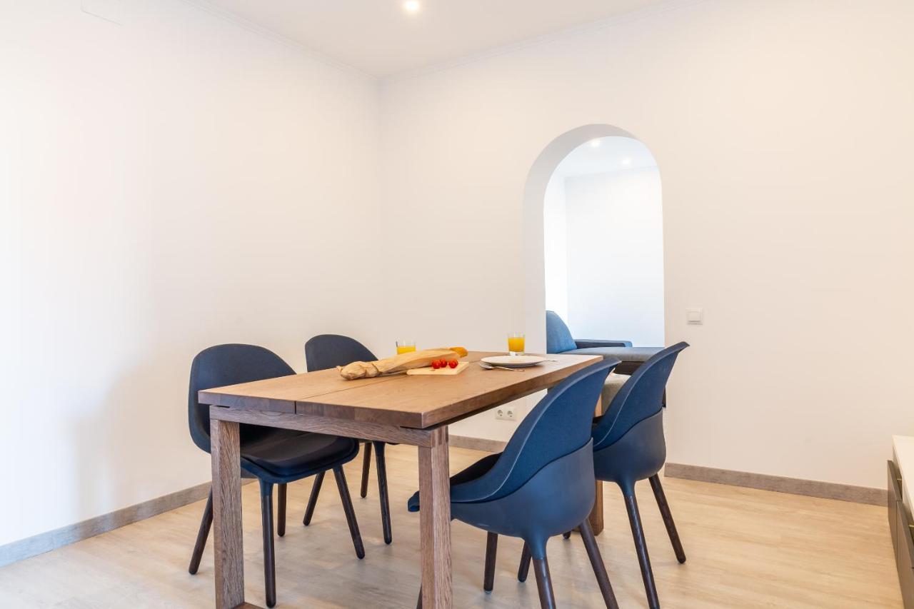 3Br - 2Bh Sunny And Spacious Apartment 10 Min Walk From Beach Appartement Barcelona