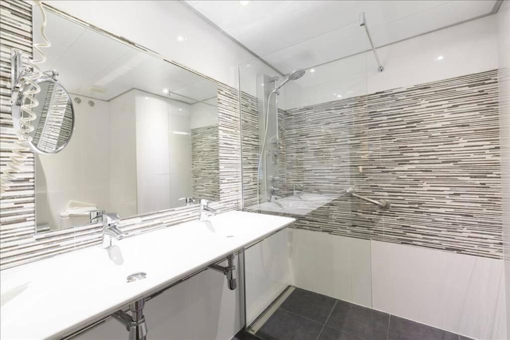 Habitacion Con Dos Camas En Hotel Ronda Lesseps Holiday home Barcelona