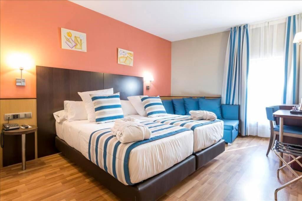 Habitacion Con Dos Camas En Hotel Ronda Lesseps Holiday home Barcelona