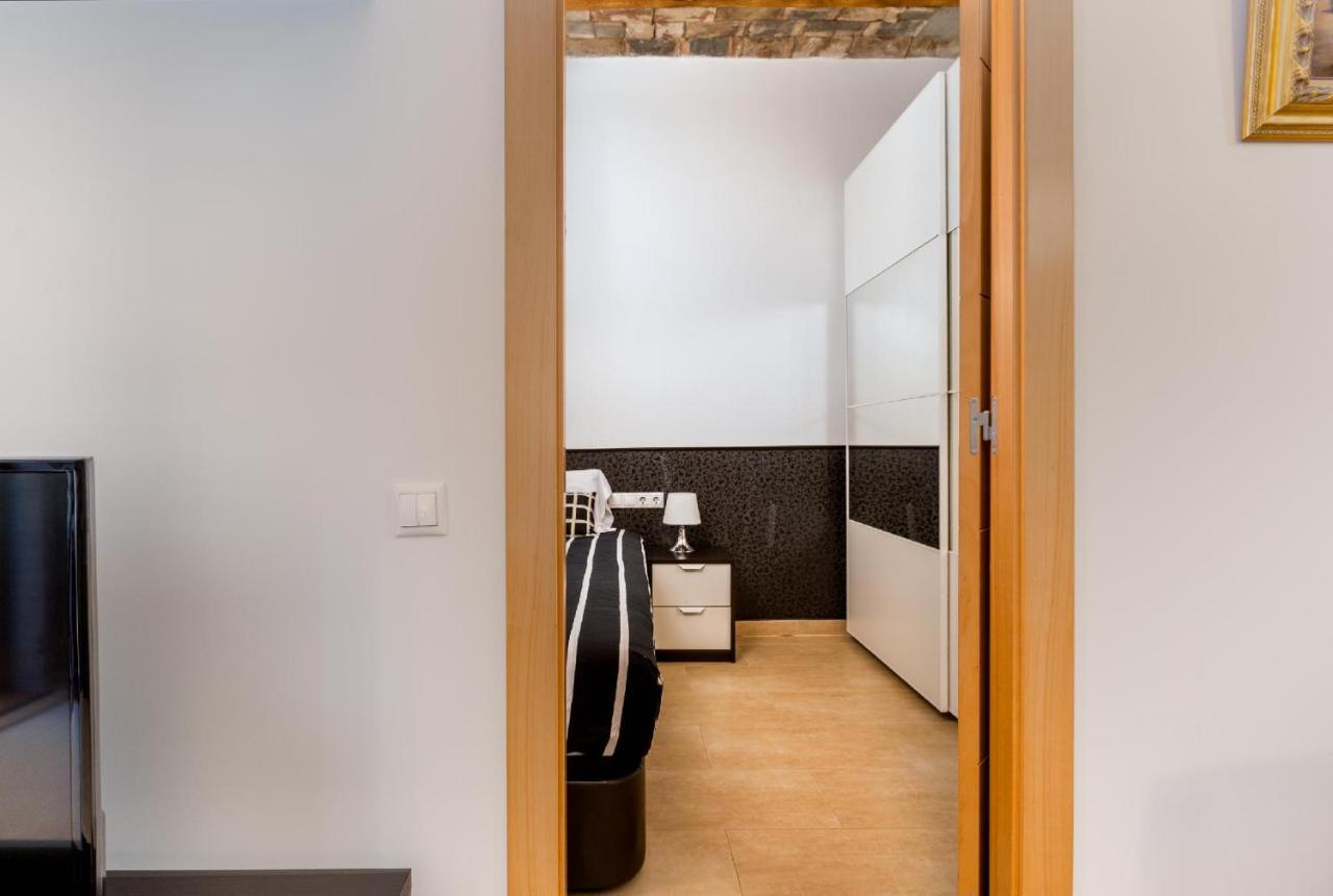 Gracia Gem Ac, Near Fontana Metro, Hipster Haven Apartment