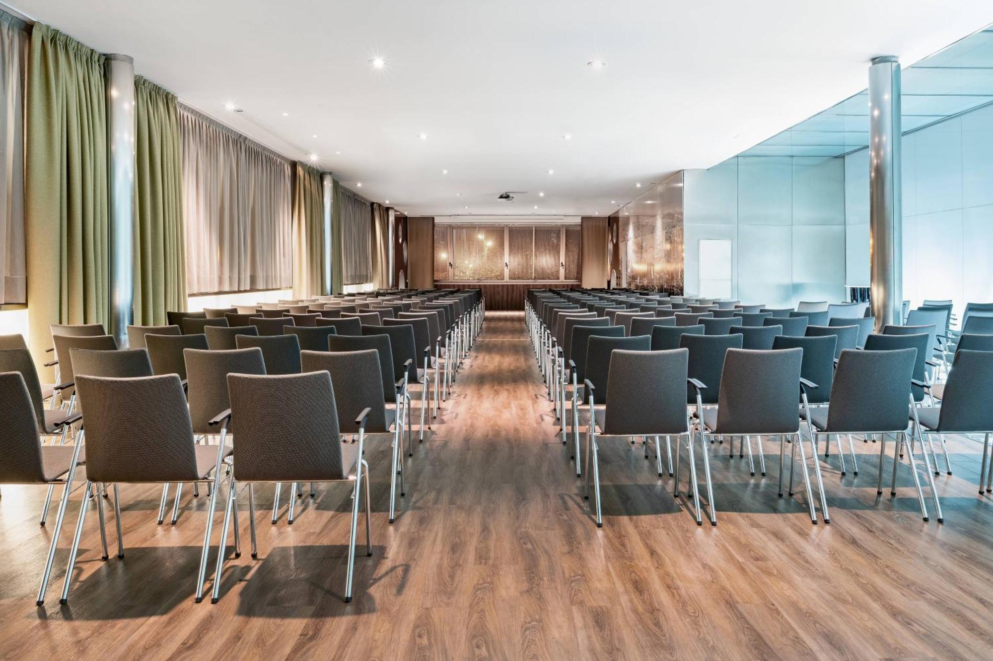 Leonardo Royal Forum 4*