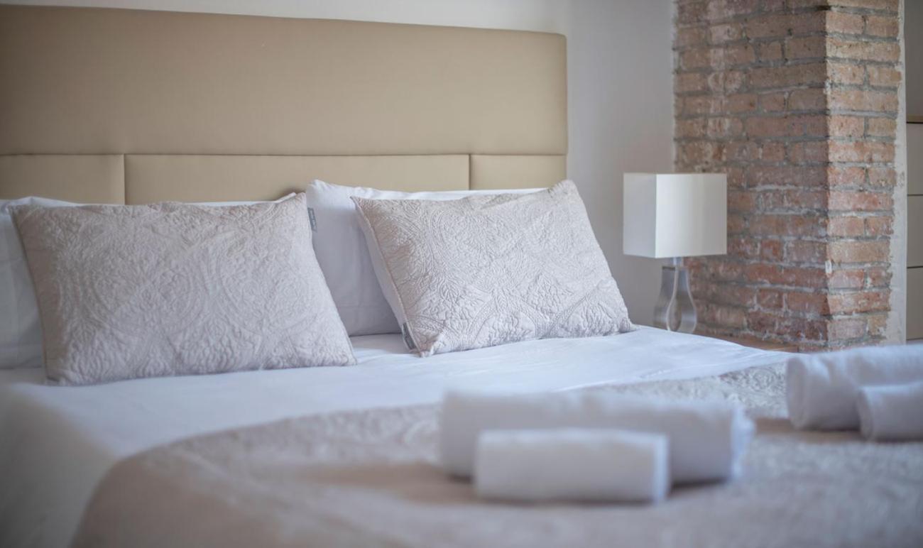 De Cuatro En Calle Aribau Stylish Apartment