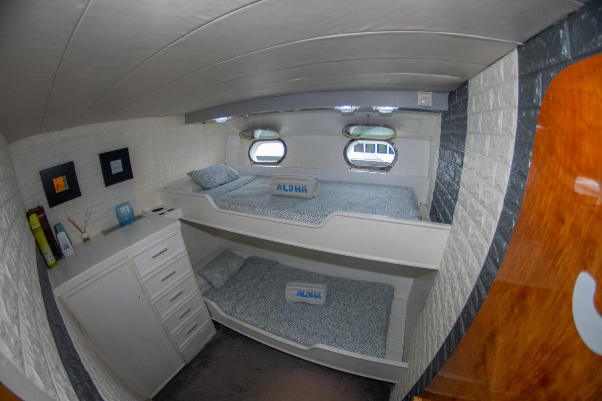 Charter Boat Hotel en barco Barcelona
