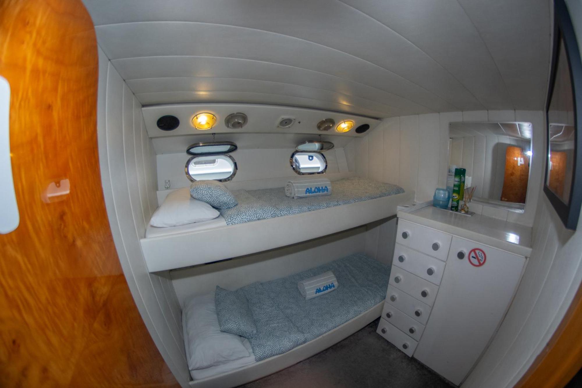 Charter Boat Hotel en barco