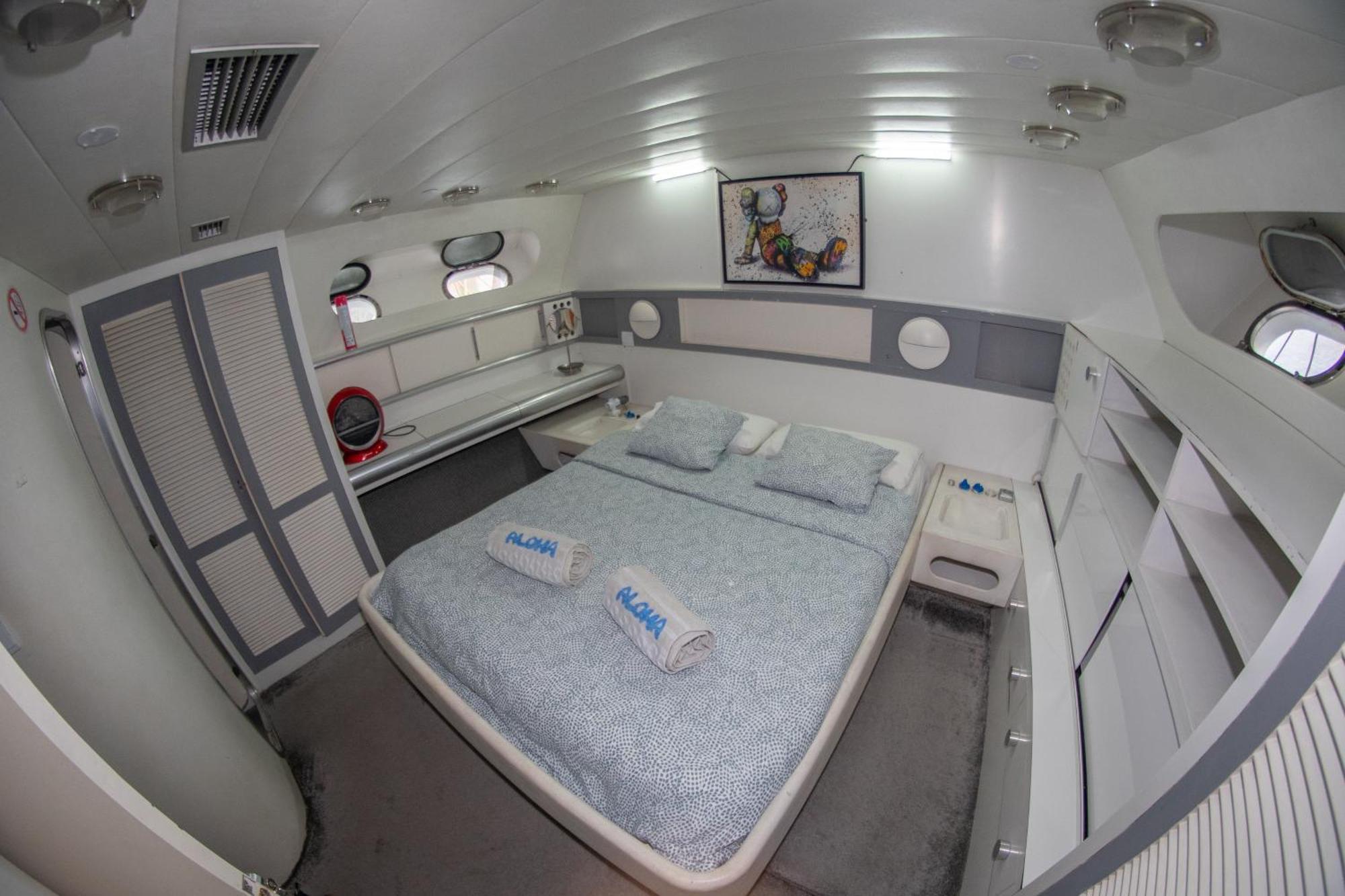 Charter Boat Hotel en barco Barcelona