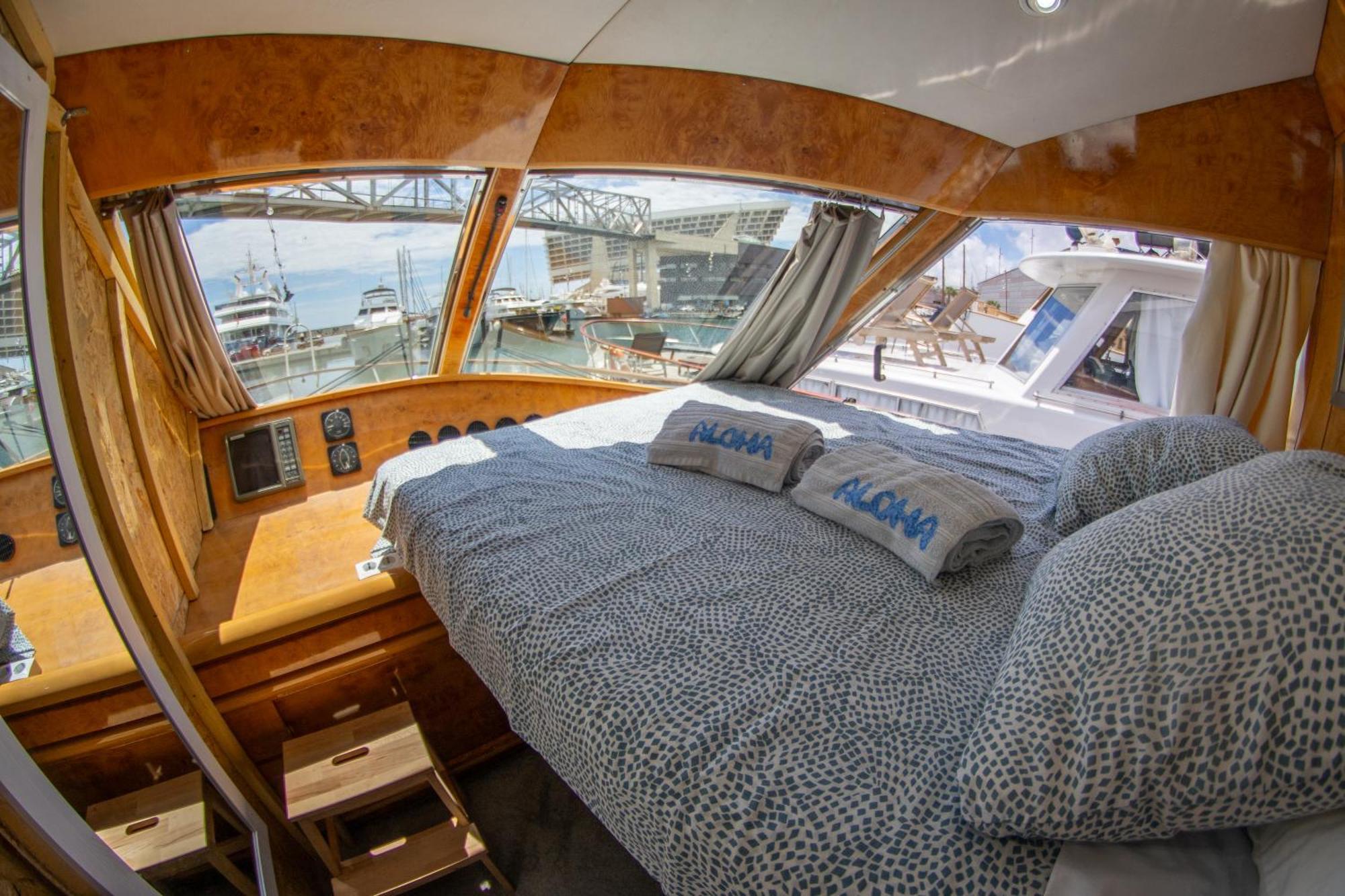 Charter Boat Hotel en barco Barcelona