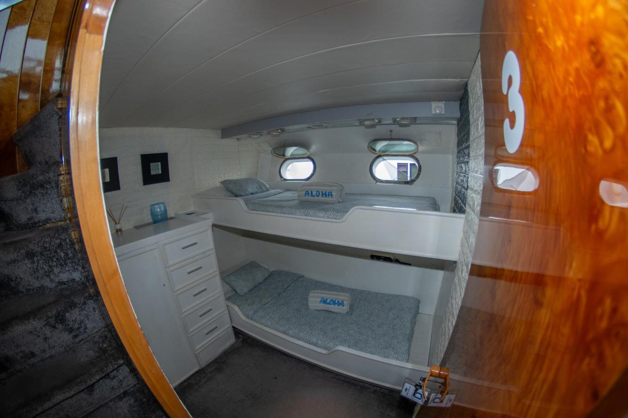 Charter Boat Hotel en barco