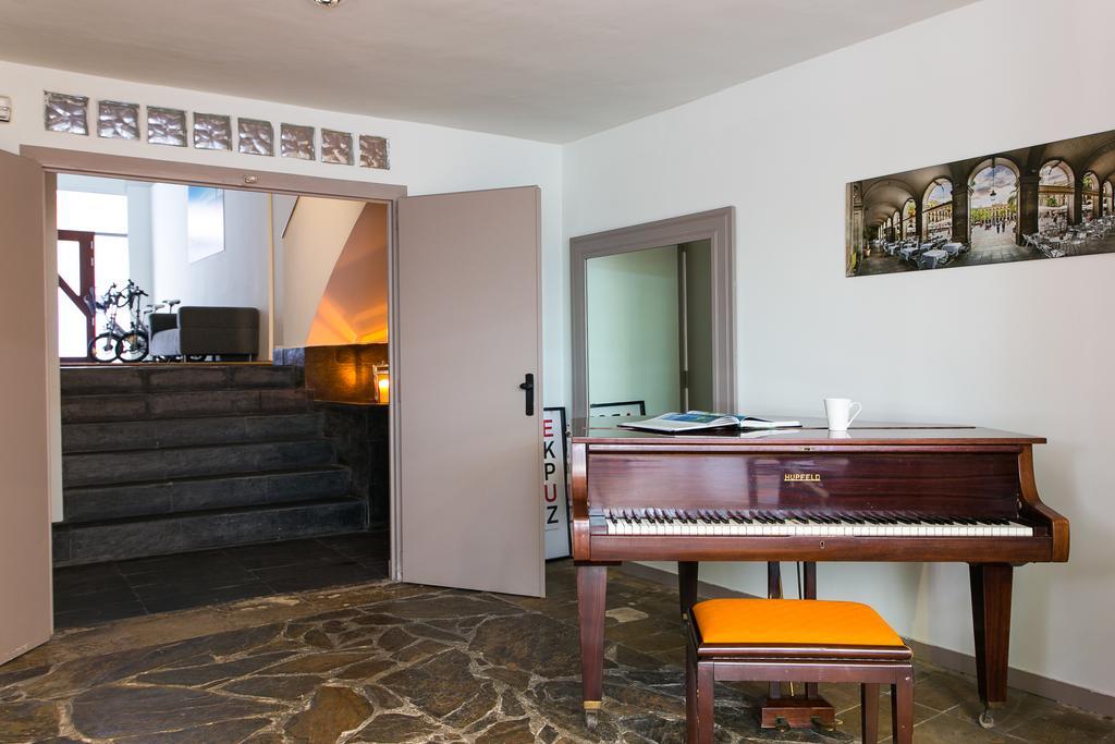 Apartment 4 *