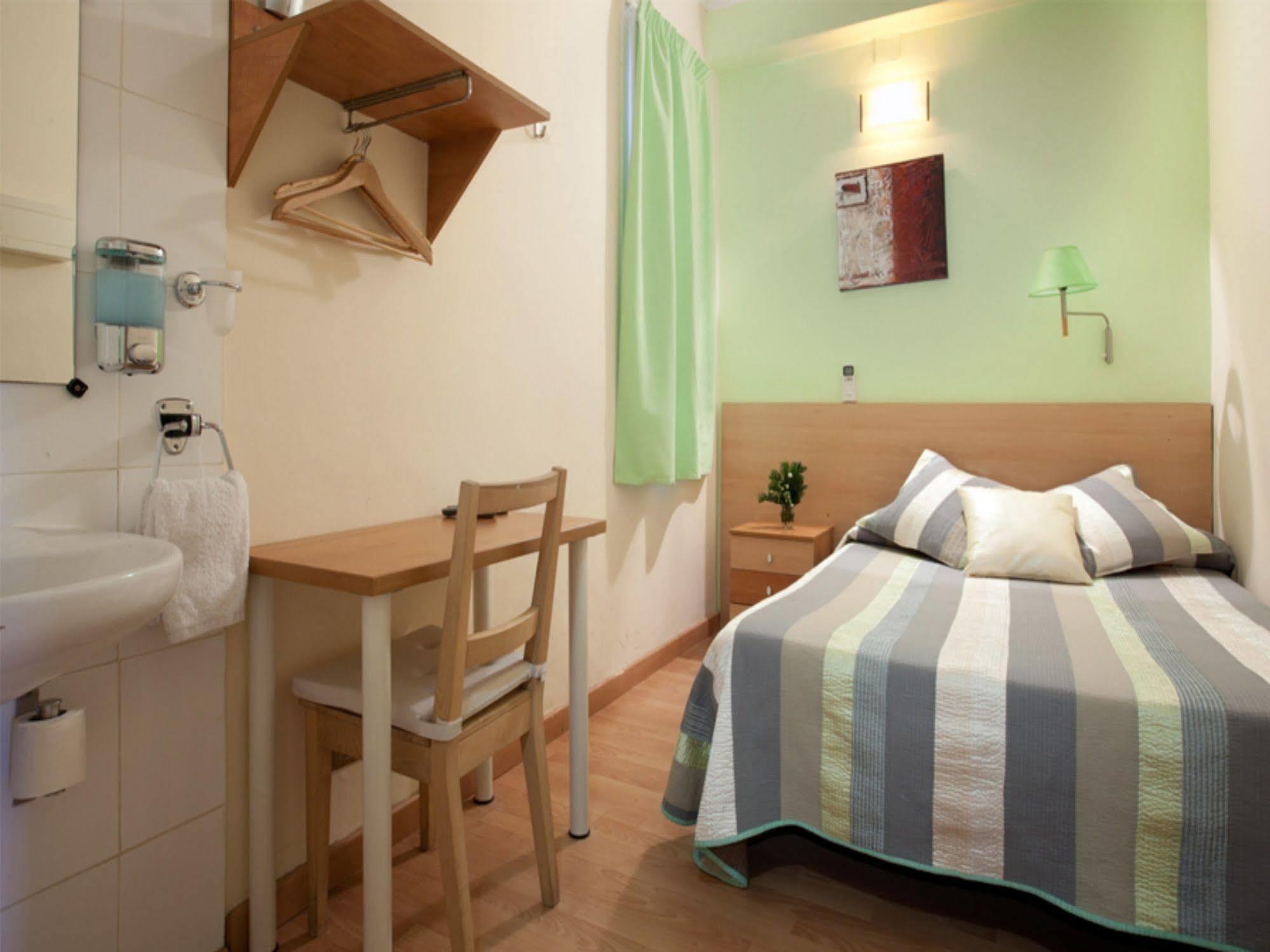 Felipe Ii Hostel *