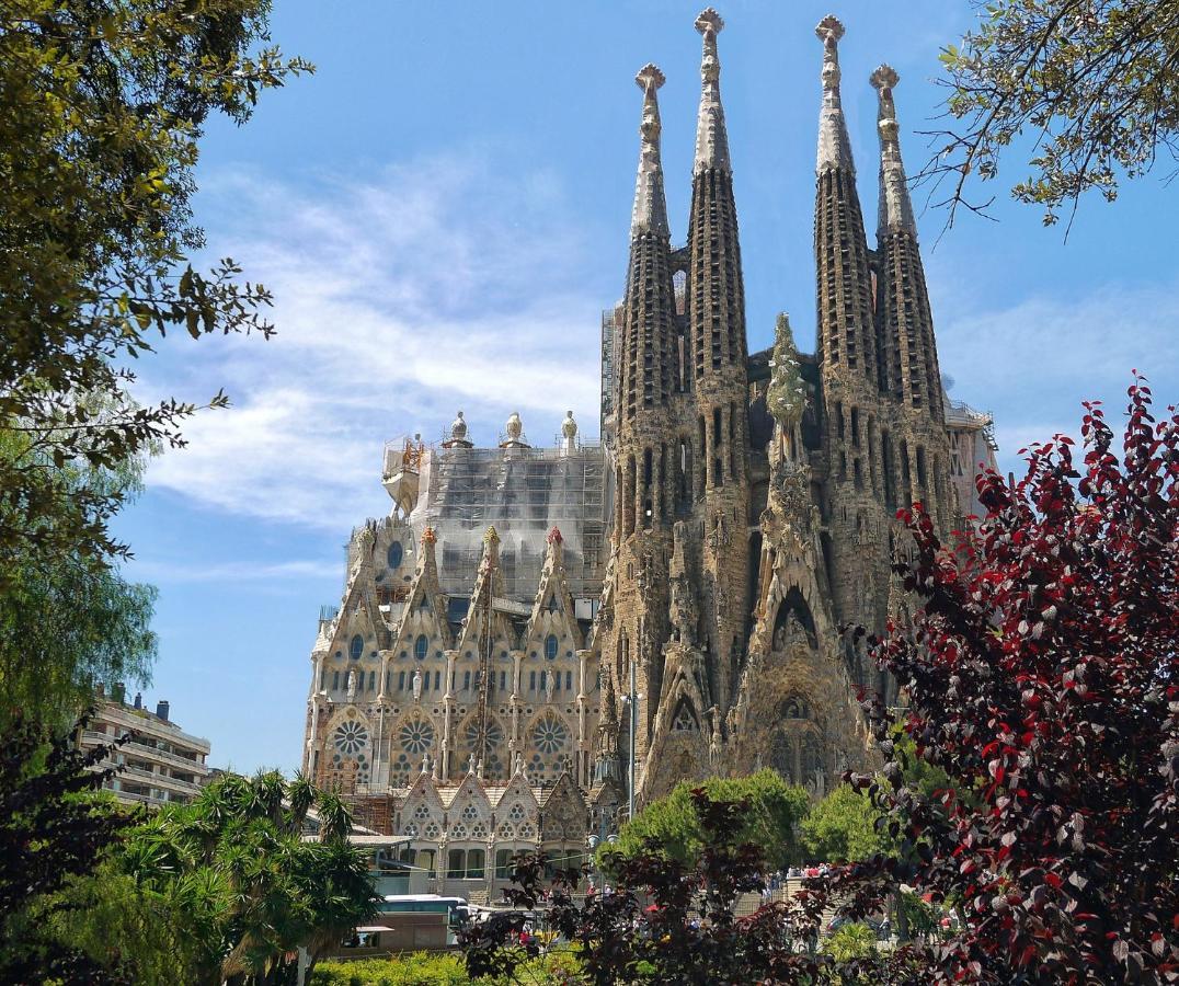 Muntanya - & One With Balcony Sagrada Familia * Barcelona