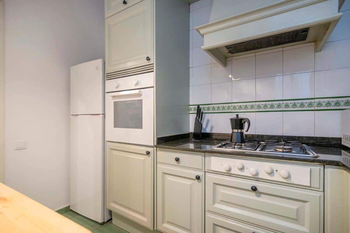 Elegant 4 Bedrooms 3 Bathrooms Catalan Apartment Barcelona