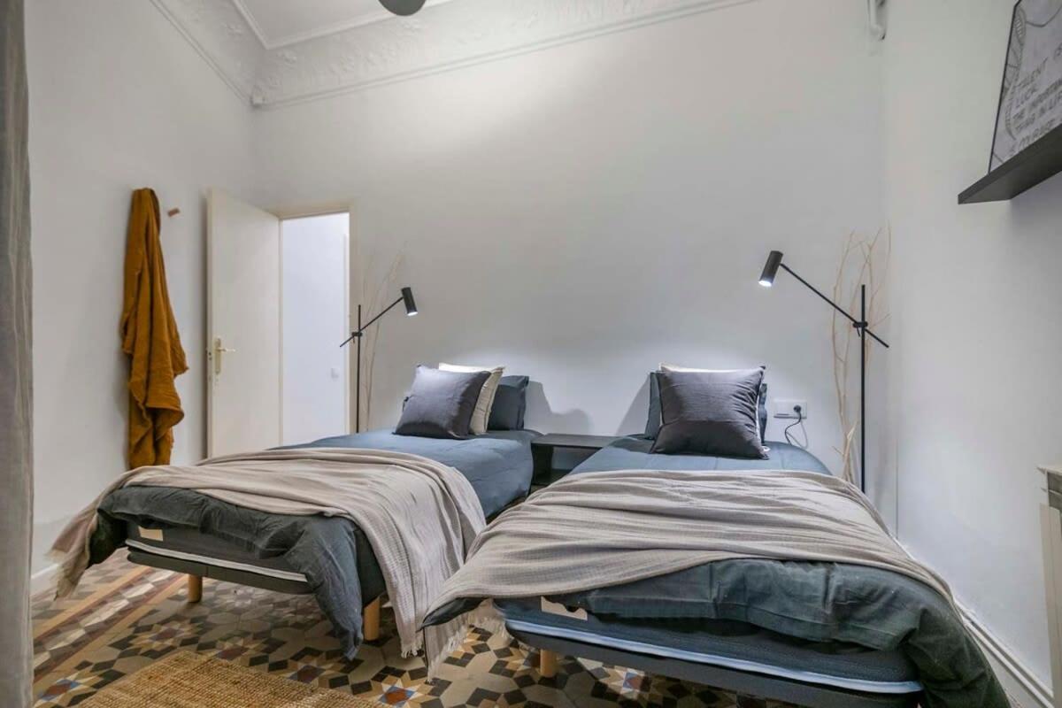 Elegant 4 Bedrooms 3 Bathrooms Catalan Apartment Barcelona
