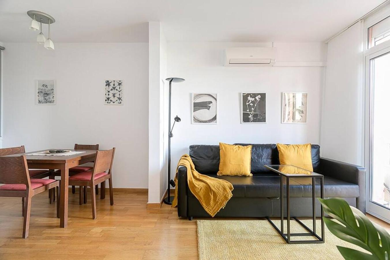 Relax In A Chic In Sants Apartment Barcelona