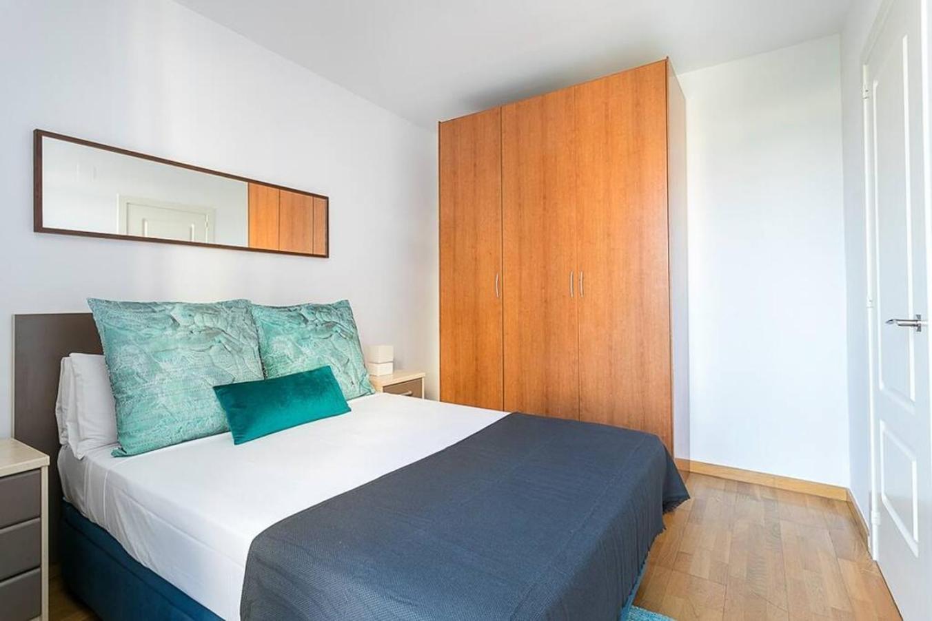 Relax In A Chic In Sants Apartment