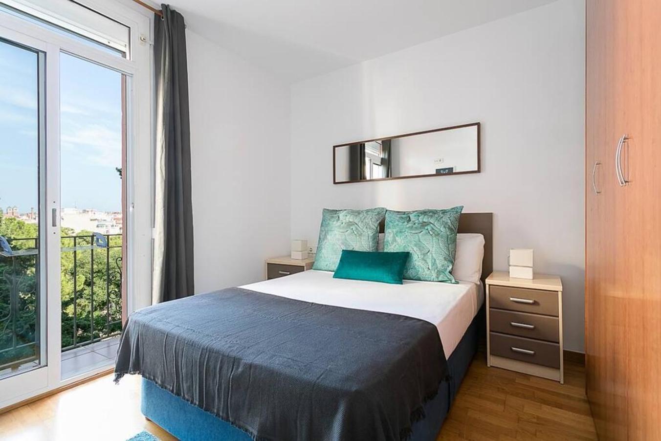 Relax In A Chic In Sants Barcelona