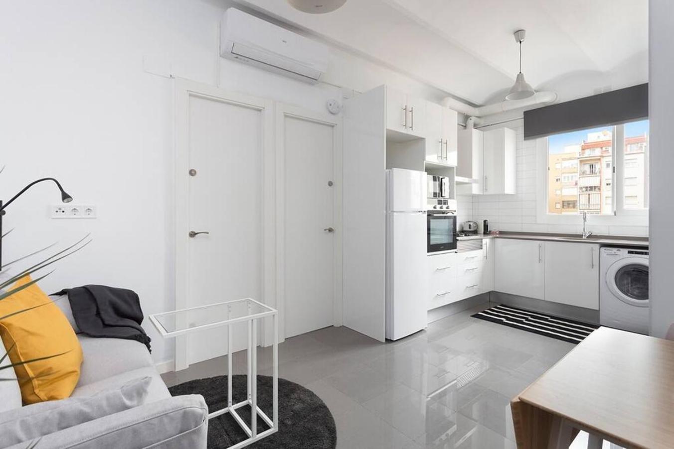 Cozy And Quiet In Trendy Sants Apartment Barcelona