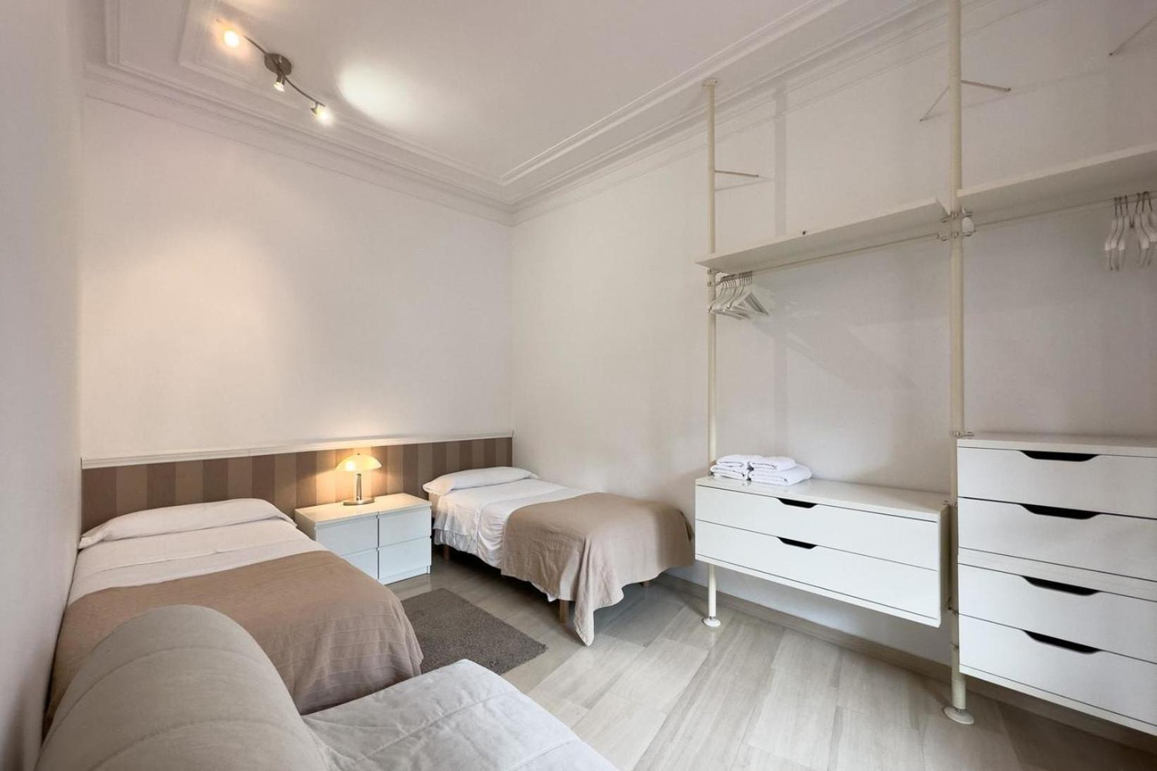 Apartment Fuer 5 Personen Ca 80 Qm In Barcelona-eixample, Costa Brava Costa Del Maresme Barcelona