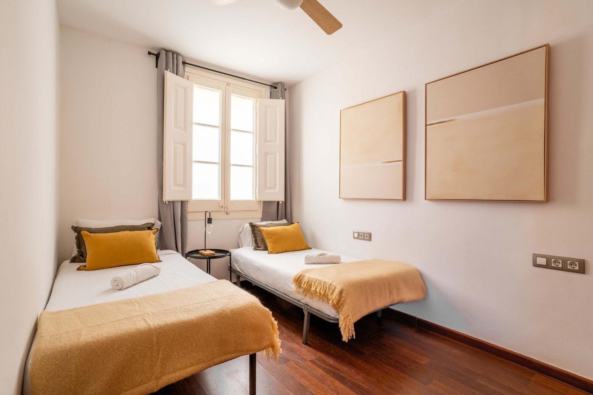Plaza Urquinaona 3-bedroom Apartment