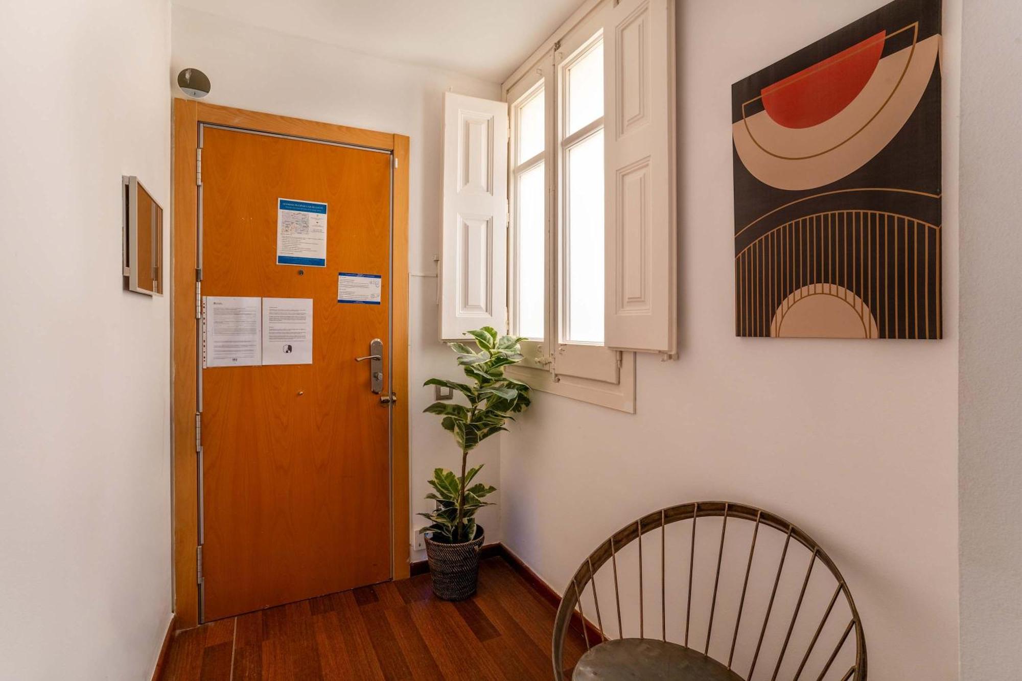 Plaza Urquinaona 3-bedroom Apartment *