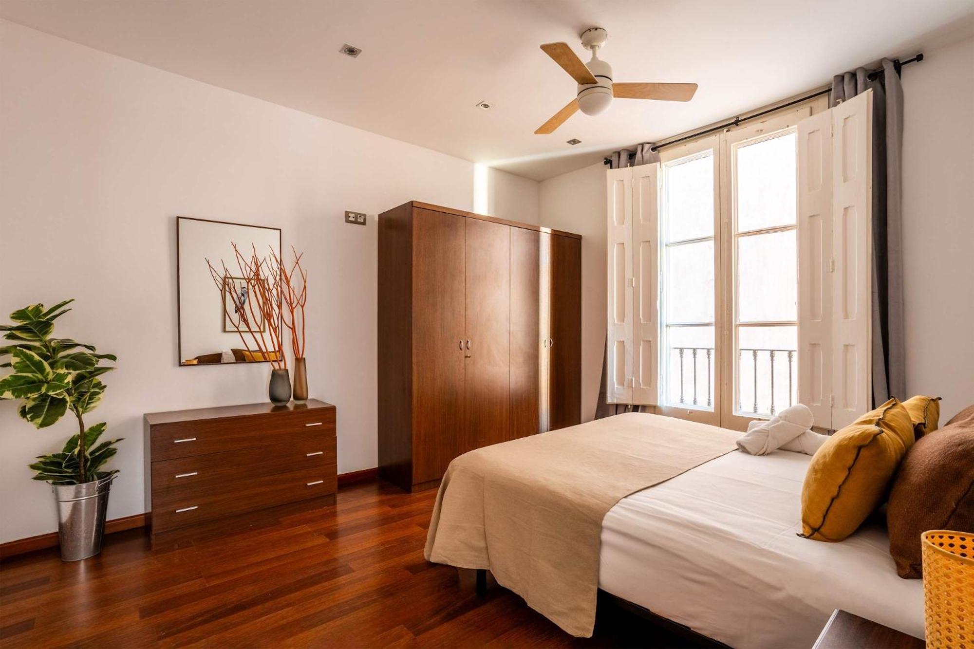 Plaza Urquinaona 3-bedroom Apartment