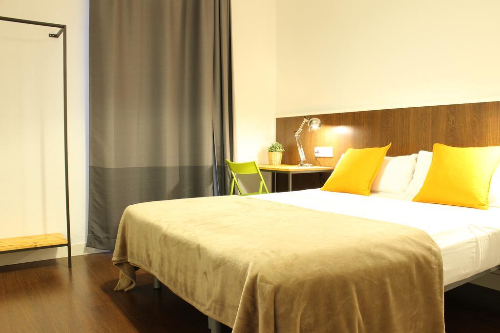 185m² 8 Slaapkamer, 4 Privé Badkamer In Eixample *