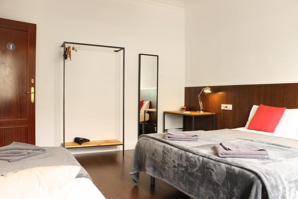 185m² 8 Slaapkamer, 4 Privé Badkamer In Eixample *