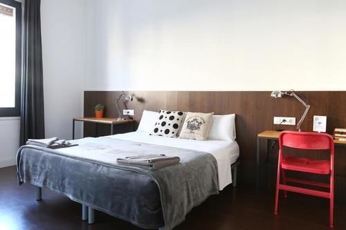 185m² 8 Slaapkamer, 4 Privé Badkamer In Eixample